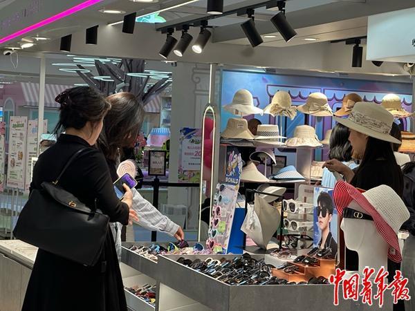 年轻人消费方式变化_电商人转向实体店_送什么货既走量又赚钱