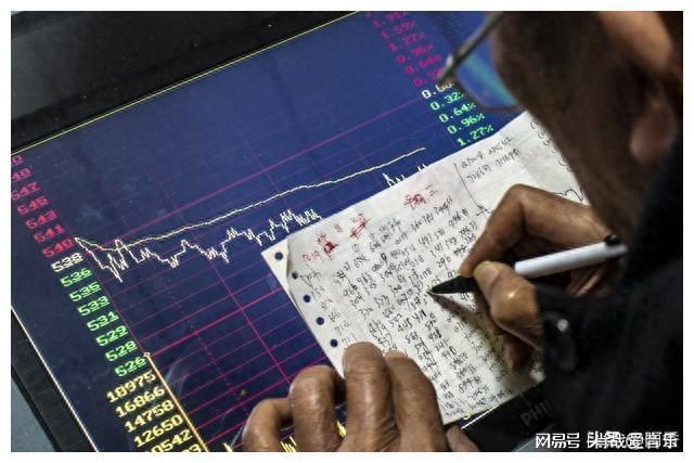 股票买基金赚钱吗_股票买基金手续费怎么算_一万块买股票还是基金